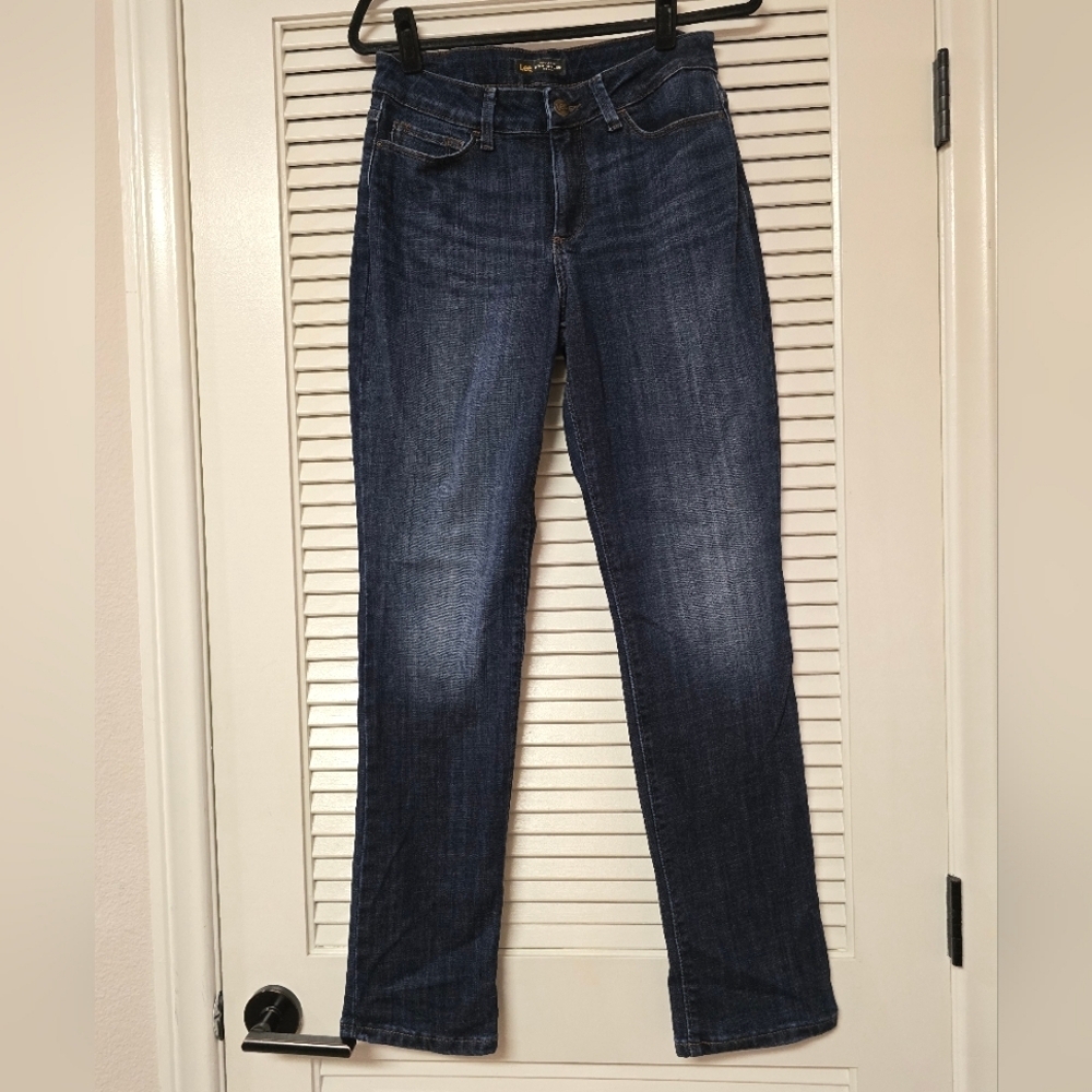 Lee - Regular Fit Straight Leg Mid Rise Secretly Shapes Jeans With Pockets